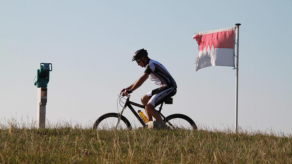 Ein Mountainbiker auf dem Staffelberg - doch eigentlich sollte er auf dem sensiblen Terrain der Hochfl&auml;che absteigen und sein Rad schieben. Fotos: Matthias Einwag
