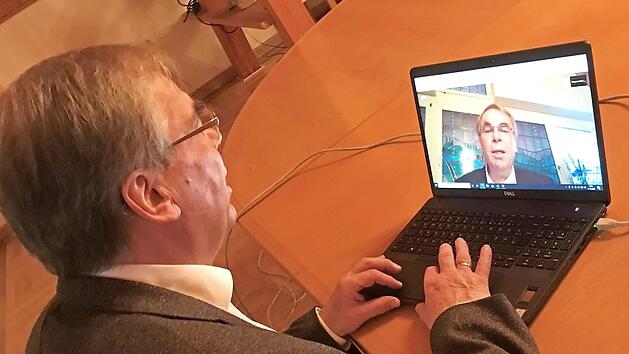 Statt im Saalbau Goger, in dem ansonsten die B&uuml;rgerversammlungen stattfinden, sa&szlig; B&uuml;rgermeister Bernhard Ru&szlig; im Sitzungssaal des Rathauses. Auch wenn ihm der pers&ouml;nliche Kontakt lieber gewesen w&auml;re, so klappte die Kommunikation per Computer technisch und inhaltlich einwandfrei.  Foto: Gemeinde Sand