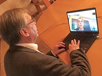 Statt im Saalbau Goger, in dem ansonsten die Bürgerversammlungen stattfinden, saß Bürgermeister Bernhard Ruß im Sitzungssaal des Rathauses. Auch wenn ihm der persönliche Kontakt lieber gewesen wäre, so klappte die Kommunikation per Computer technisch und inhaltlich einwandfrei.  Foto: Gemeinde Sand
