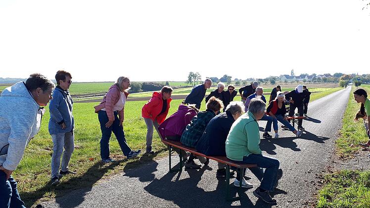 Auf dem Bänklesweg kann ein Päuschen gemacht werden - oder mit kleinen Übungen der Körper gekräftigt werden. Foto: Nathalie Langer