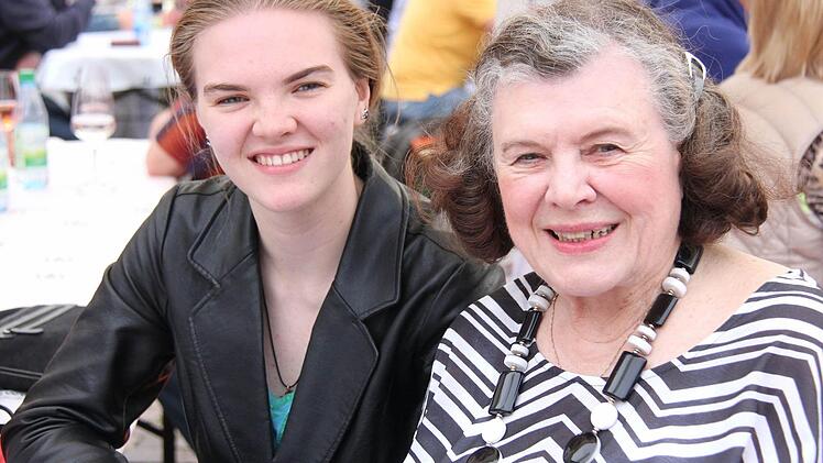 Seit 60 Jahren fühlt sich D´Arcy Wagonhurst auf den Hammelburger Weinfesten heimisch. Heuer brachte sie Enkelin D´Arcy Cook aus den USA mit.