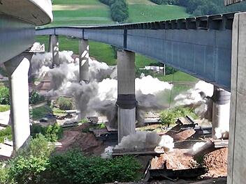 Rund 2800 einzelne Sprengladungen haben die alte Sinntalbrücke punktgenau zum Einsturz gebracht. Der Neubau links daneben blieb unbeschädigt. Fotos: Ralf Ruppert