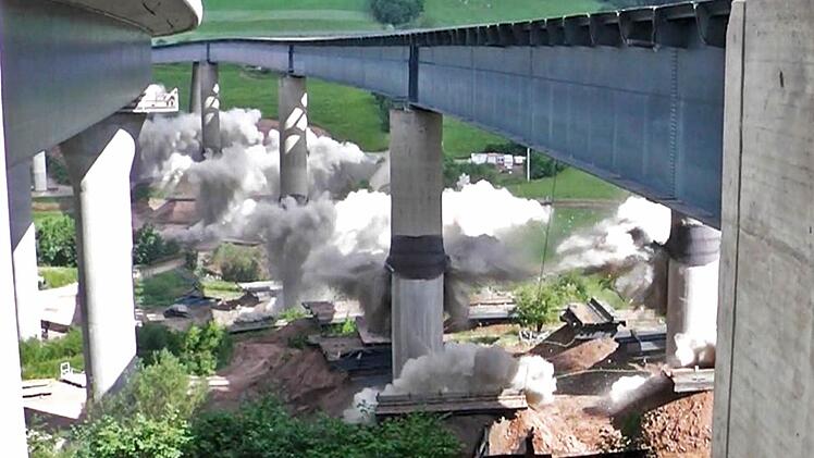 Rund 2800 einzelne Sprengladungen haben die alte Sinntalbrücke punktgenau zum Einsturz gebracht. Der Neubau links daneben blieb unbeschädigt. Fotos: Ralf Ruppert