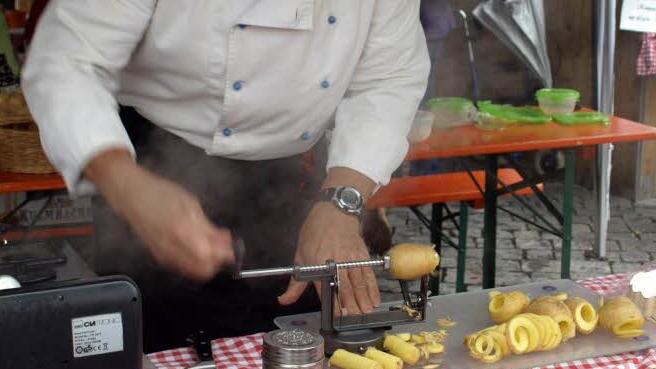 Unermüdlich dreht Günter Baaser seine "Fränkischen Pommes".