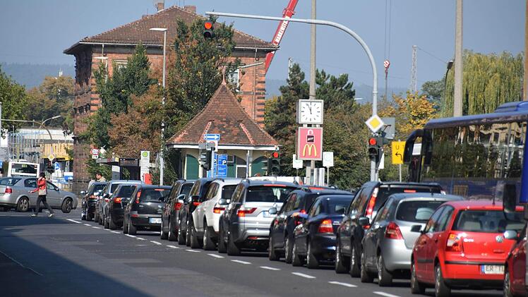 Längere Staus gab es auch am Bahnhof Foto: Ronald Rinklef