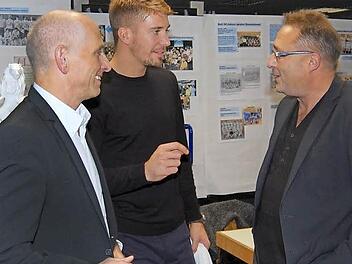 Wolfgang Heyder (li.) und Steffen Hamann (Mitte) fachsimpeln mit Reinhard Schmid, einem Basketball-Urgestein in Rattelsdorf. Foto: Renate Neubecker