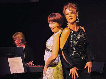 Sie verzauberten mit ihrem Gesang und ihrer Musik die Gäste (von links): Petra Schlosser (Gesang, Klavier, Querflöte) sowie Gabriele Marquardt und Andrea Tiessen-Lehmann (Gesang).