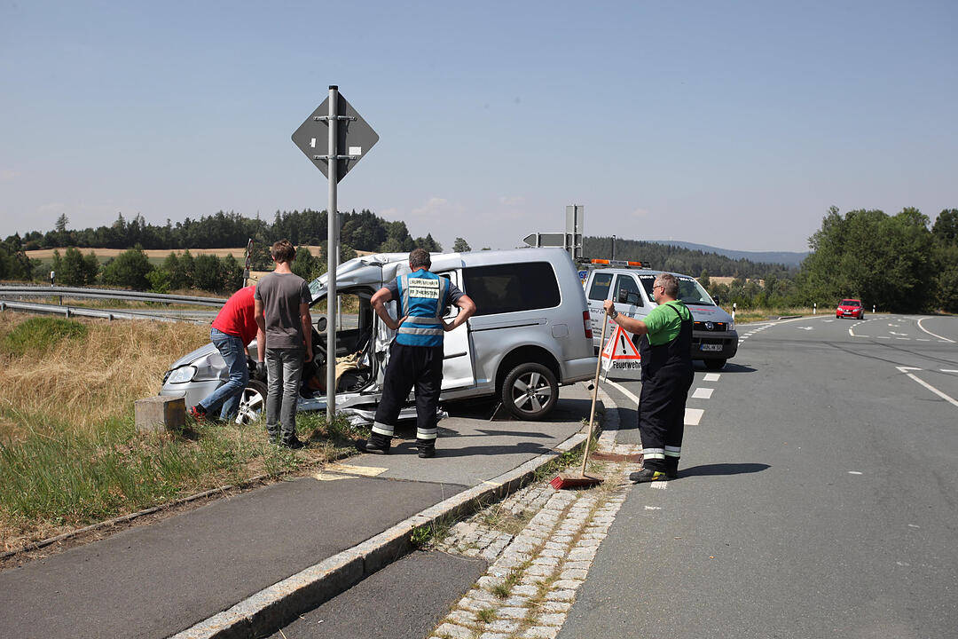 Lkw kracht in abbiegenden Familienwagen - Vier Verletzte