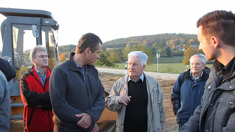 Planer Bernd Müller im Gespräch mit interessierten Stadträten. In der Bildmitte Dritter Bürgermeister Winfried Weinbeer (Freie Wähler).