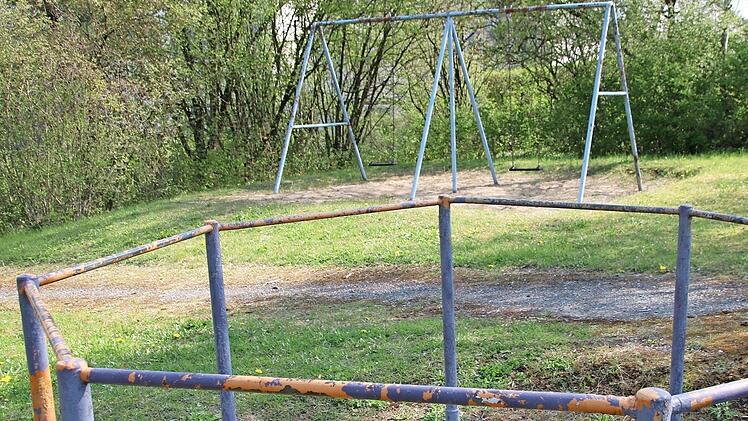 Uralt sind die Geräte auf dem Spielplatz in der Schlesierstraße. Foto: Heike Beudert