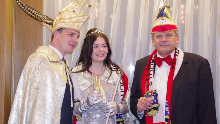 Das neue Steinberger Prinzenpaar Jasmin I. und Markus I. stößt mitFaschingspräsident Wolfgang Förtsch auf die neue Faschings-Saison an. Foto: Heike Schülein