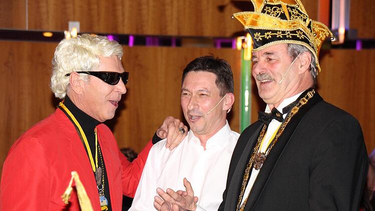 Michael Stoschek (rotes Sakko!) mit Narrhalla-Präsident Thomas Eck (Mitte) und Pit Kammerscheid. Oliver Schmidt