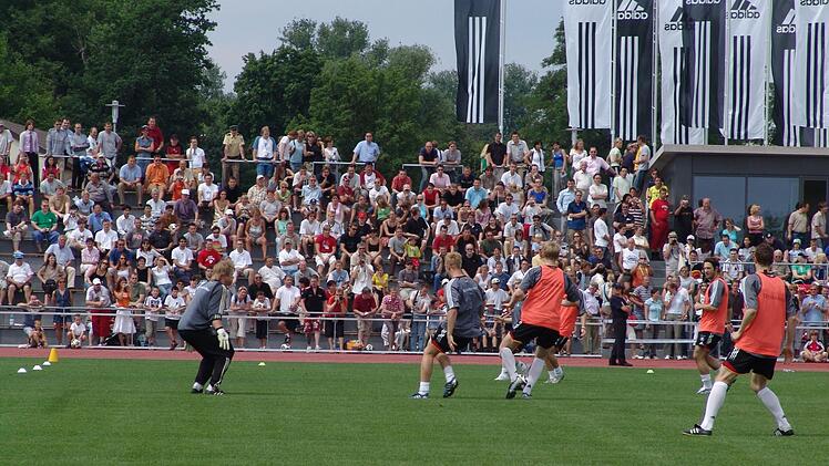 Die deutsche Elf bereitete sich in Herzogenaurach auf den Confederations-Cup 2005 vor und absolvierte bei Adidas ein öffentliches Training.