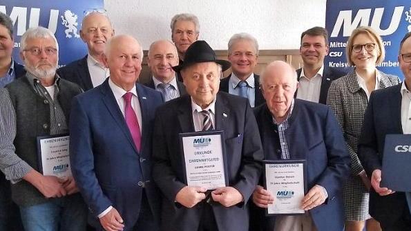 Gruppenbild mit den Geehrten: Andreas Saal, Friedrich Selig, Georg Dresel, Kreisvorsitzender Rudolf Schramm, Heinrich St&ouml;cklein, Helmut K&uuml;gel, Ehrenmitglied Georg Pfister, Thomas Br&auml;ndlein, G&uuml;nter D&uuml;tsch, Axel Altst&ouml;tter, Andrea Weigler, Peter Ludwig. Es fehlt Landrat Johann Kalb. Foto: p