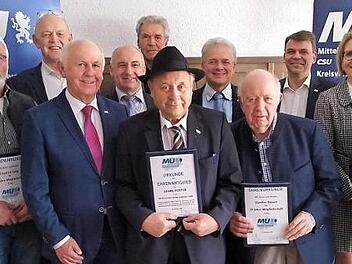 Gruppenbild mit den Geehrten: Andreas Saal, Friedrich Selig, Georg Dresel, Kreisvorsitzender Rudolf Schramm, Heinrich Stöcklein, Helmut Kügel, Ehrenmitglied Georg Pfister, Thomas Brändlein, Günter Dütsch, Axel Altstötter, Andrea Weigler, Peter Ludwig. Es fehlt Landrat Johann Kalb. Foto: p