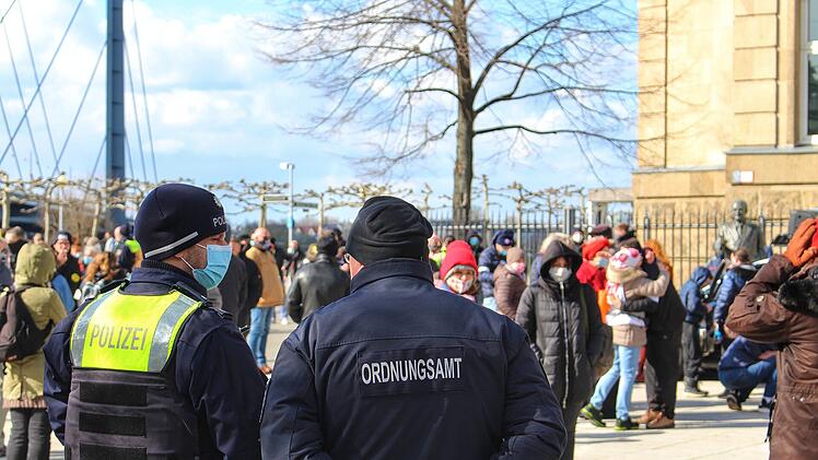 Am Montagabend versammelten sich in Hammelburg Demonstrant*innen zu einem "Spaziergang" gegen die Corona-Maßnahmen. Der Aufmarsch war nicht angemeldet.