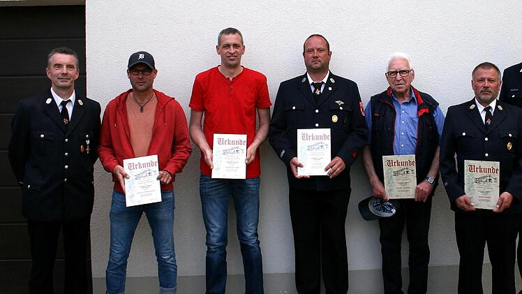 Für 25 Jahre Treue wurden (von links) Oliver Schönwiesner, Dominik Kiesel, Nico Kiesel, Günter Schubert und Martin Neder geehrt.