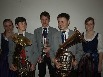 Andreas Breuter (2. von links), Julian Schenk (Mitte) und Simon Stahl (2. von rechts) legten beim Nordbayerischen Musikbund die D2-Prüfung auf Tenorhorn oder Trompete ab, unterstützt von Musiklehrer Harald Pelz sowie Christina Dees (l.) und Anna Kraus (r.). Foto: Stefan Geiger