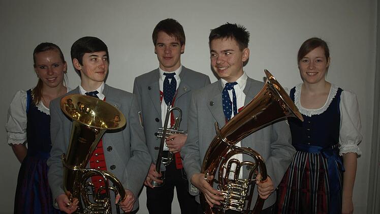 Andreas Breuter (2. von links), Julian Schenk (Mitte) und Simon Stahl (2. von rechts) legten beim Nordbayerischen Musikbund die D2-Prüfung auf Tenorhorn oder Trompete ab, unterstützt von Musiklehrer Harald Pelz sowie Christina Dees (l.) und Anna Kraus (r.). Foto: Stefan Geiger