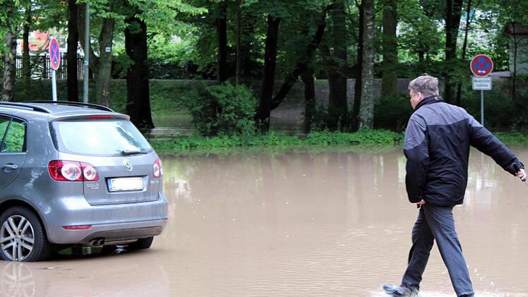 Jetzt aber schnell: Nicht ohne nasse Füße erreichte dieser Mann sein Fahrzeug. Nachdem auf dem Parkplatz "Am alten Bahnhof" in Volkach das Hochwasser gestern Mittag weiter stieg, sperrte die Stadt Volkach den Parkraum.  Foto: P. Pfannes