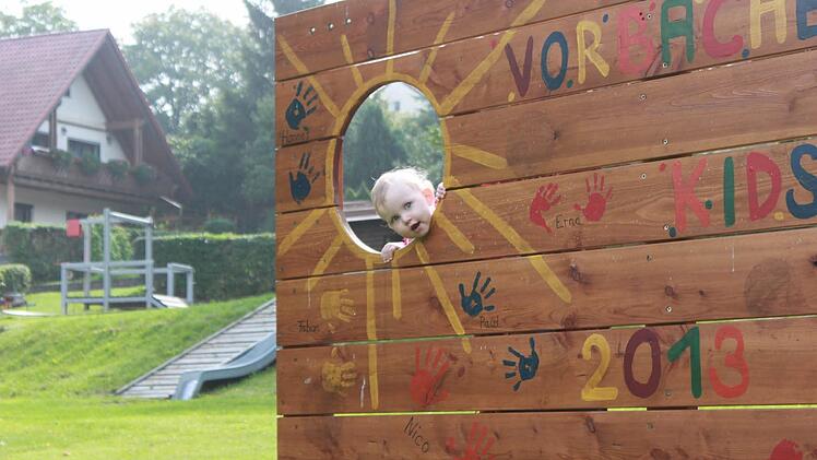 Den Spielplatz im Dorf haben die Vorbacher mit eigenen Mitteln aufgepäppelt. Die kleine Annemarie genießt den Durchblick durch die neue Torwand. Foto: Katharina Becht