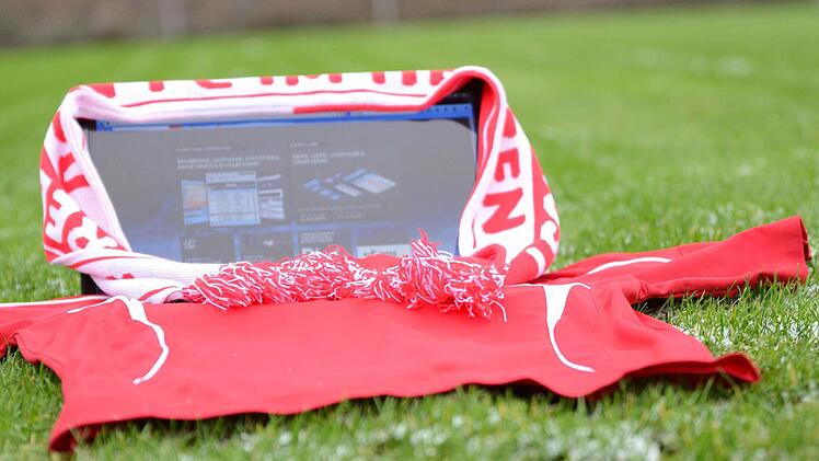 Hauptsache, die Verbindung ins Internet steht: Werbung für den Live-Ticker des Bayerischen Fußballverbandes wurde gemacht beim Runden Tisch in Niederlauer. Interessiert hatte dies die Vereinsvertreter eher weniger.  Foto: Jürgen Schmitt