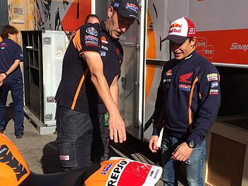 Nach der Unterschrift blieb für Thomas Beck (l.) und dem zweifachen Weltmeister Marc Marquez nur wenig Zeit zum Fachsimpeln. Fotos: privat