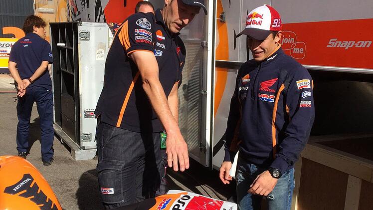 Nach der Unterschrift blieb für Thomas Beck (l.) und dem zweifachen Weltmeister Marc Marquez nur wenig Zeit zum Fachsimpeln. Fotos: privat