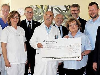 Bei der Spendenübergabe: Dieter Ropers, Adriana Sagaciu, Hans-Joachim Laugwitz, Gerlinde Lay, Albert Prickarz (vorne v. l.), Marcus Troyke, Ralf Olmesdahl, Hartwig Waldert, Gerd Stingl und Arne Wassermann (hinten v. l.) Foto: Johanna Blum