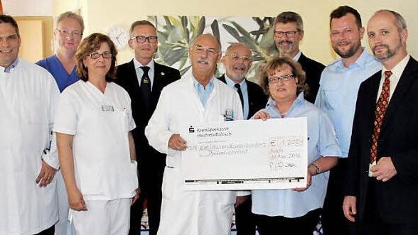 Bei der Spendenübergabe: Dieter Ropers, Adriana Sagaciu, Hans-Joachim Laugwitz, Gerlinde Lay, Albert Prickarz (vorne v. l.), Marcus Troyke, Ralf Olmesdahl, Hartwig Waldert, Gerd Stingl und Arne Wassermann (hinten v. l.) Foto: Johanna Blum