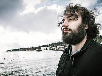 Nachdenklicher Autor: Manuel Stark hat gerade eine Runde am Starnberger See gedreht. Er hat noch einmal die Orte aufgesucht, an die er Monate vorher ein älteres Ehepaar begleitet hat; der Mann ist vor wenigen Tagen gestorben.  Foto: Isabell Mertens
