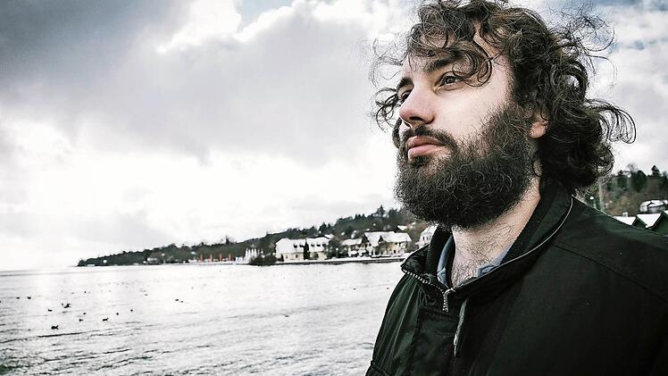 Nachdenklicher Autor: Manuel Stark hat gerade eine Runde am Starnberger See gedreht. Er hat noch einmal die Orte aufgesucht, an die er Monate vorher ein älteres Ehepaar begleitet hat; der Mann ist vor wenigen Tagen gestorben.  Foto: Isabell Mertens