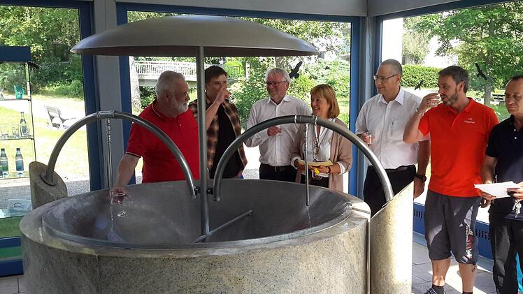 Nachdem die Mitglieder der Arbeitskreise intensiv über die Vorzüge des Bad Brückenauer Heilwassers gesprochen hatten, gönnten sie sich zur Erfrischung selbst einen Schluck vom Georgi-Sprudel. Die Stadt will das nasse Element verstärkt in den Vordergrund ihrer Angebote für die Gäste stellen. Foto: Rolf Pralle