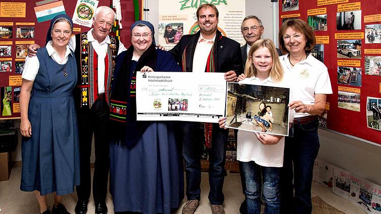 Bei der Spendenübergabe: Schwester Claudia, Ernst Klimek (Zubza-Gründer), Schwester Teresa, Pfarrer Johannes Saffer, Pfarrer Franz Reus, Schülerin Josefine Inkmann und Anita Klimek Foto: Heinrich Schmidt