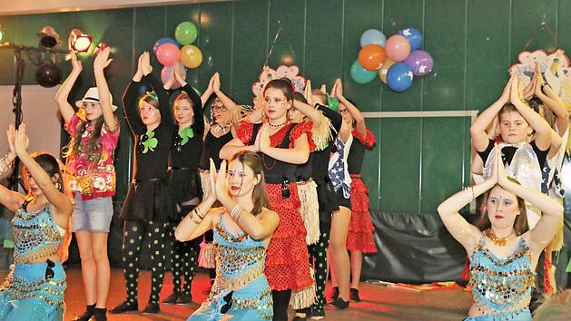 Tolle Unterhaltung war in der DJK-Sporthalle geboten.  Foto: J. Zametzer