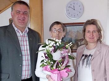 Jubilarin Hedwig Stündl mit Blumen in der Bildmitte zusammen mit Pfarrer Michail Osak (links) und Bürgermeisterin Doris Leithner-Bisani (rechts). Foto: Klaus-Peter Wulf