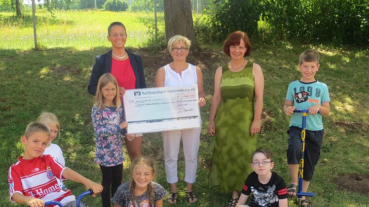 Schüler der Johannes-Petri-Grund- und Mittelschule mit einem Teil der Fahrzeuge und (von links) Stefanie Schneider, Andrea Green und Schulleiterin Brigitte Dehe. Dieter Narreter