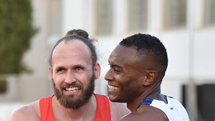 Faire Geste: Der Zweitplatzierte über 110 Meter Hürden, Mensah Elliott aus Großbritannien (re.), gratuliert dem neuen M40-Weltmeister Jan Schindzielorz von der LG Forchheim. privat
