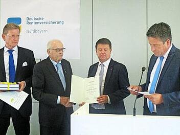 Bei der Ehrung und Verabschiedung (von links): Willy Willeke, Mitglied der Geschäftsführung, Andreas Jakob, Stephan Doll, alternierender Vorsitzender des Vorstandes, und Patrick Püttner, alternierender Vorsitzender der Vertreterversammlung Foto: privat