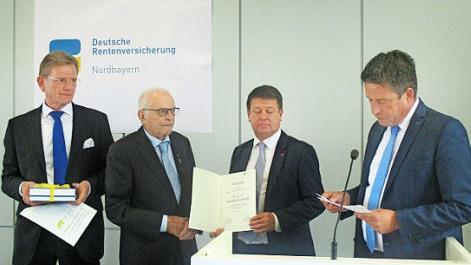 Bei der Ehrung und Verabschiedung (von links): Willy Willeke, Mitglied der Geschäftsführung, Andreas Jakob, Stephan Doll, alternierender Vorsitzender des Vorstandes, und Patrick Püttner, alternierender Vorsitzender der Vertreterversammlung Foto: privat