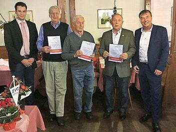 Bei der Ehrung (v.&nbsp;l.): Matthias Birkmann, zwei Geehrte aus F&uuml;rth und Neustadt/A., J&uuml;rgen Kraus und Klaus Obst Foto: privat