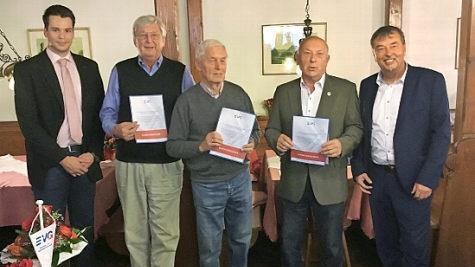 Bei der Ehrung (v.&nbsp;l.): Matthias Birkmann, zwei Geehrte aus F&uuml;rth und Neustadt/A., J&uuml;rgen Kraus und Klaus Obst Foto: privat