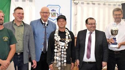 Thomas Speierl, Thomas Vollmayer (Vorsitzender LAB Altendorf), Michael Raab (Vorsitzender SFV Hirschaid- Erlach), Klaus Homann (Bürgermeister Hirschaid), Patrick Grassel (oberfränkischer Fischerkönig), Bezirksrat Thomas Söder, Karl-Heinz Wagner (Bürgermeister Altendorf) und Fritz Schmauser (v. l.) beim Fischereitag. Foto: privat