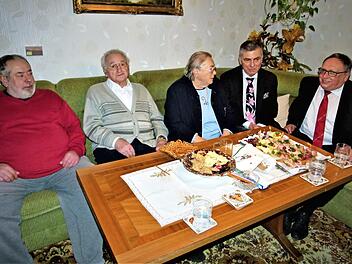 Eiserne Hochzeit im Hause Dupke; unser Bild zeigt (von links) Sohn Walter Dupke, Rudolf und Erna Dupke, Bürgermeister Siegfried Decker und stellvertretenden Landrat Dieter Schaar. Foto: Werner Reißaus