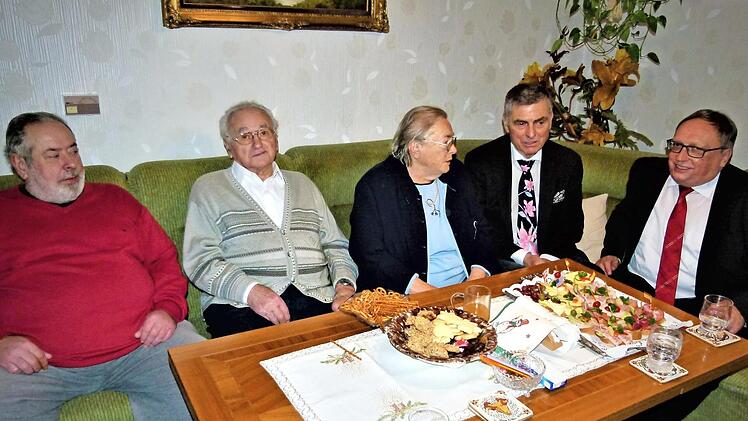 Eiserne Hochzeit im Hause Dupke; unser Bild zeigt (von links) Sohn Walter Dupke, Rudolf und Erna Dupke, Bürgermeister Siegfried Decker und stellvertretenden Landrat Dieter Schaar. Foto: Werner Reißaus