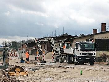Ganz schön aufgewühlt: Am ehemaligen Güterbahnhofsgelände werden derzeit die Kanäle neu verlegt. Bis Ende März sollen die Tiefbaumaßnahmen abgeschlossen sein.