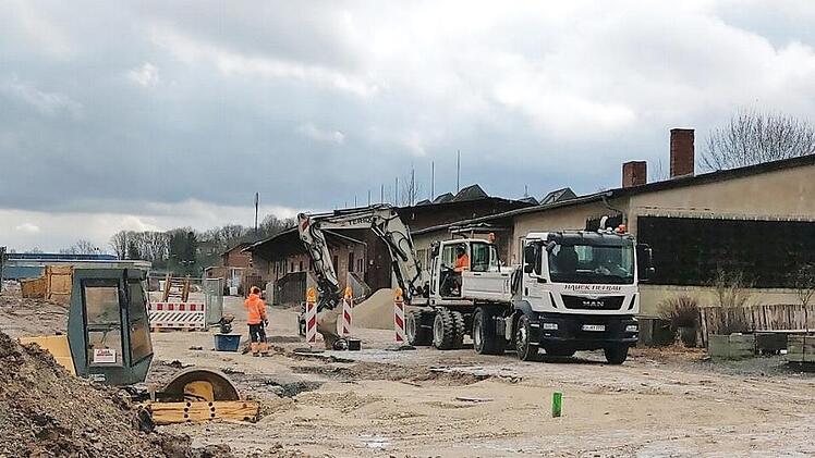 Ganz schön aufgewühlt: Am ehemaligen Güterbahnhofsgelände werden derzeit die Kanäle neu verlegt. Bis Ende März sollen die Tiefbaumaßnahmen abgeschlossen sein.