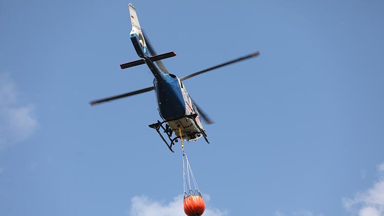 Mehrere Wald- und Flächenbrände in Mittelfranken wegen Trockenheit: Polizeihubschrauber löschen aus der Luft