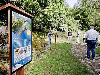 Auf dem historisch bedeutsamen Gel&auml;nde kann man die sch&uuml;tzenswerten Rh&ouml;ner Lebensr&auml;ume &ndash; darunter den Lebensraum Basaltblockhalde &ndash; kennenlernen.