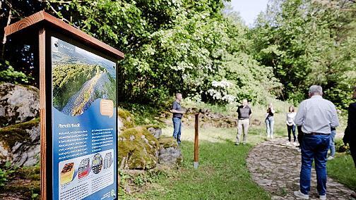 Auf dem historisch bedeutsamen Gel&auml;nde kann man die sch&uuml;tzenswerten Rh&ouml;ner Lebensr&auml;ume &ndash; darunter den Lebensraum Basaltblockhalde &ndash; kennenlernen.